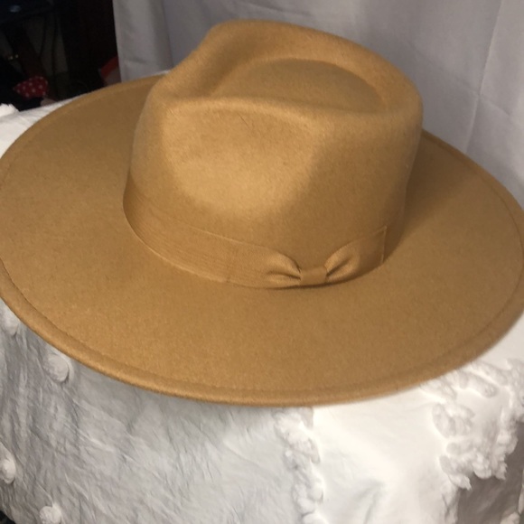 Tan colored wide brim fedora. Vegan Felt. 100% polyester. - Picture 4 of 12